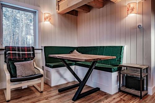 Gambar di galeri bagi Luxury Year-round Treehouse in Sanford, ME di Sanford