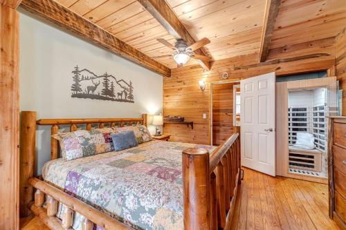 une chambre avec un lit dans une pièce aux murs en bois dans l'établissement Serene Cabin with Hot-Tub in Cleveland, Georgia, à Kinseytown