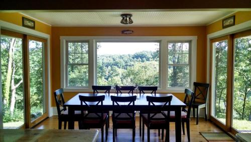 Φωτογραφία από το άλμπουμ του Deluxe Cottage Rental on a 100-Acre Farm on the Shenandoah River, Virginia σε Warren Park