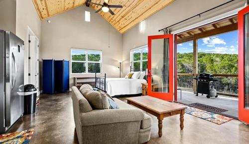 un salon avec un canapé et une chambre dans l'établissement Wonderful Open-Plan Cottage for a Fantastic Family Retreat to Texas Hill Country near Dripping Springs, Texas, à Hammetts Crossing