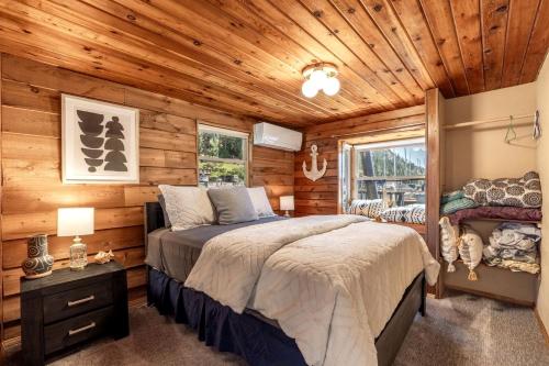 Ένα ή περισσότερα κρεβάτια σε δωμάτιο στο Unique Floating Home on Lake Pend O'reille near Coeur d’Alene, Perfect for a Weekend on the Water