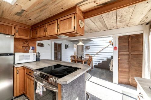 Η κουζίνα ή μικρή κουζίνα στο Unique Floating Home on Lake Pend O'reille near Coeur d’Alene, Perfect for a Weekend on the Water