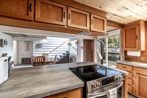 Η κουζίνα ή μικρή κουζίνα στο Unique Floating Home on Lake Pend O'reille near Coeur d’Alene, Perfect for a Weekend on the Water