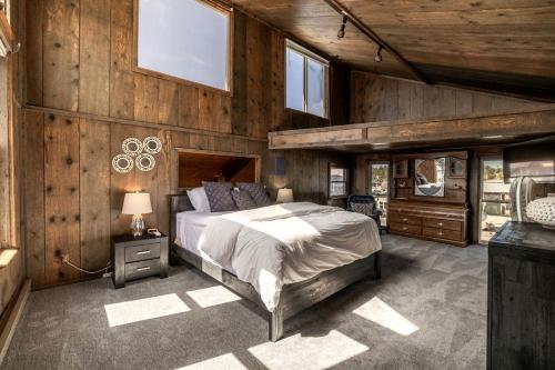 Ένα ή περισσότερα κρεβάτια σε δωμάτιο στο Unique Floating Home on Lake Pend O'reille near Coeur d’Alene, Perfect for a Weekend on the Water