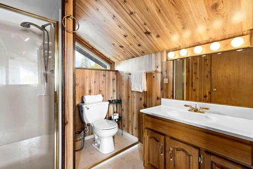 Ένα μπάνιο στο Unique Floating Home on Lake Pend O'reille near Coeur d’Alene, Perfect for a Weekend on the Water