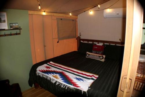 Ένα ή περισσότερα κρεβάτια σε δωμάτιο στο Spacious Safari Tent Surrounded by Nature for a Peaceful Family Escape in Trenton, Georgia