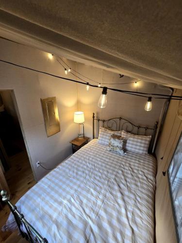 Ένα ή περισσότερα κρεβάτια σε δωμάτιο στο Spacious Safari Tent Surrounded by Nature for a Peaceful Family Escape in Trenton, Georgia