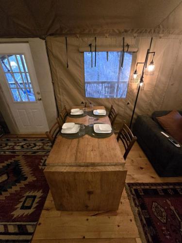 Χώρος καθιστικού στο Spacious Safari Tent Surrounded by Nature for a Peaceful Family Escape in Trenton, Georgia
