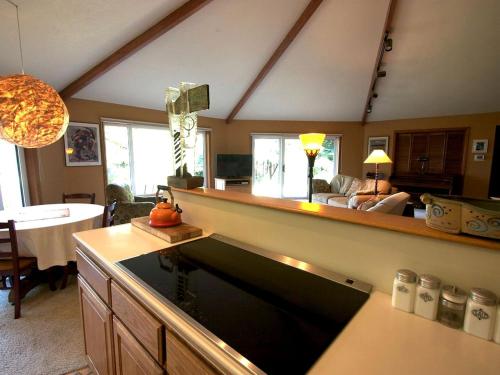 Dapur atau dapur kecil di Stunning Cabin Rental with Incredible Ocean Views along the Oregon Coast