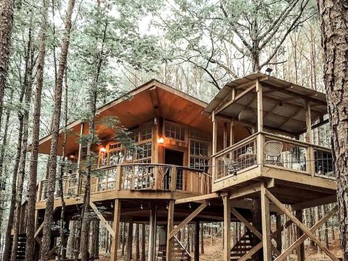 Μπαλκόνι ή βεράντα στο Secluded Treehouse Rental Ideal for Glamping in Alabama