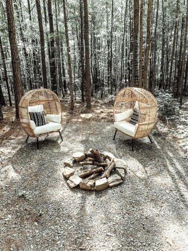 Φωτογραφία από το άλμπουμ του Secluded Treehouse Rental Ideal for Glamping in Alabama σε Brushy Pond