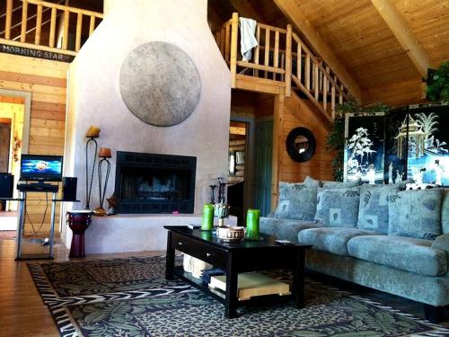 Χώρος καθιστικού στο Spacious, Inviting Log Cabin Encircled by Wildlife in Utah