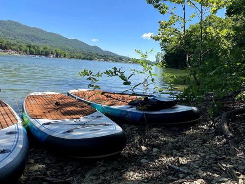 3 kayaks assis sur la rive d'un lac dans l'établissement Beautiful Bell Tents for Lakeside Glamping near Knoxville, Tennessee, à Bean Station