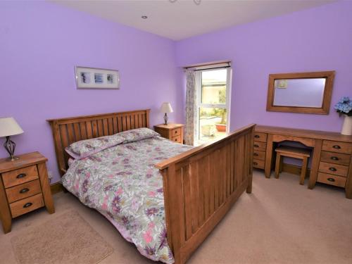 Postel nebo postele na pokoji v ubytování 4 Bed in Whaley Bridge PK535