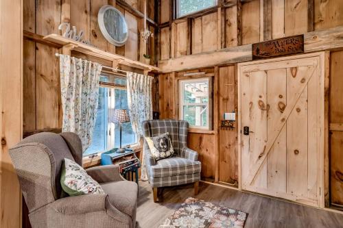 Istumisnurk majutusasutuses Pet Friendly Glamping in a Vintage Hay Wagon to Discover the Adirondacks