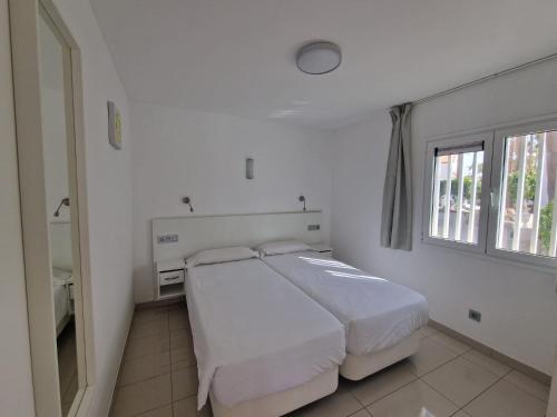 En eller flere senge i et værelse på Casa Sol de Luxe, Anlage mit beheiztem Pool, strandnah