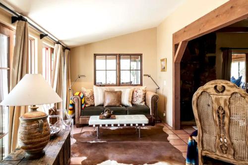Χώρος καθιστικού στο Eclectic Villa with Rooftop Deck in Pioneertown, California