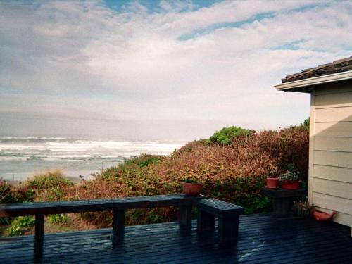 eine Holzterrasse mit Meerblick in der Unterkunft Luxury Oceanfront Vacation Rental with Hot Tub near Nye Beach, Newport, Oregon in Newport