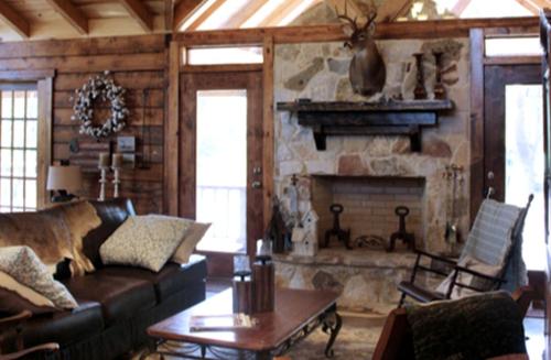 Χώρος καθιστικού στο Rustic Lodge Getaway with Large Patio and Pond near Lufkin, Texas
