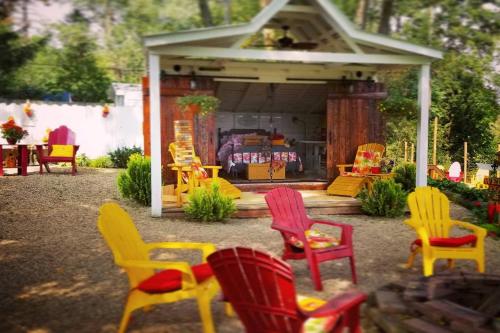 Κήπος έξω από το Unique Repurposed Barn near Niles for Glamping in Michigan