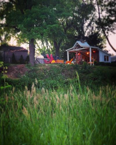 Zahrada ubytování Unique Repurposed Barn near Niles for Glamping in Michigan