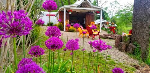 Zahrada ubytování Unique Repurposed Barn near Niles for Glamping in Michigan