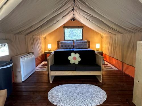 Un dormitorio con una cama en una tienda de campaña. en Radiant Safari Tent Escape near Smoky Mountains in Tennessee, en Parrottsville