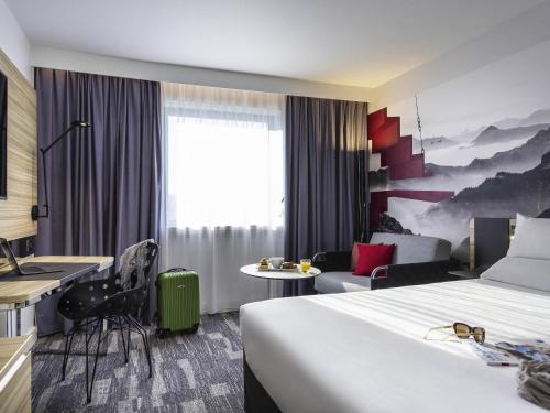 Postel nebo postele na pokoji v ubytování Novotel Annecy Centre