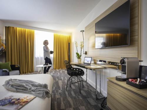 TV a/nebo společenská místnost v ubytování Novotel Annecy Centre