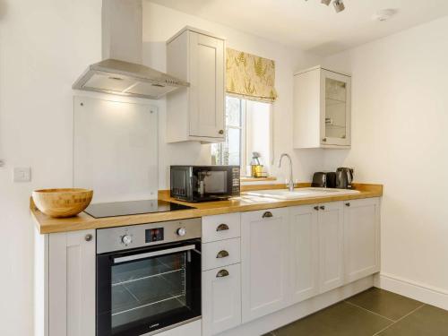Kuchyň nebo kuchyňský kout v ubytování 1 Bed in Cadgwith 82496