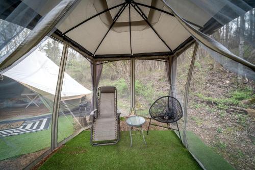 Κήπος έξω από το Creekside Glamping Heaven with Comfy Interior in Cosby, Tennessee