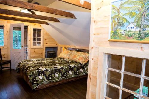 En eller flere senge i et værelse på Luxury Barn Rental for a Relaxing Vacation in Maine