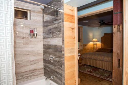 Et badeværelse på Luxury Barn Rental for a Relaxing Vacation in Maine