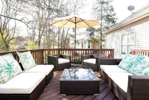 Ruang duduk di Suburban Sanctuary in Charlotte, North Carolina