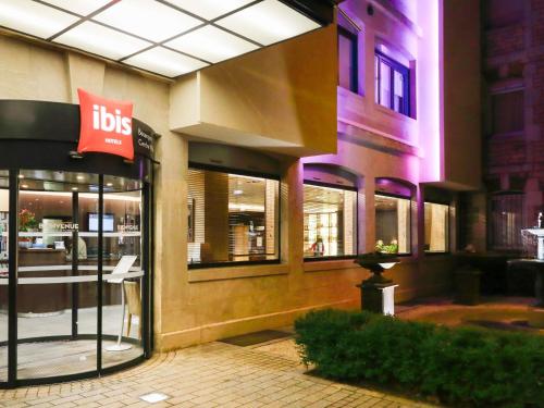 a building with a lot of windows and aidas store at ibis Besançon Centre Ville in Besançon