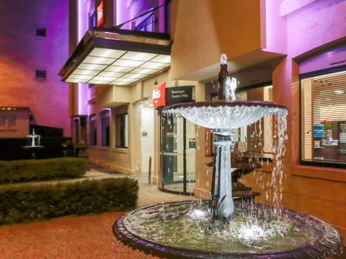 a fountain in the middle of a building at ibis Besançon Centre Ville in Besançon