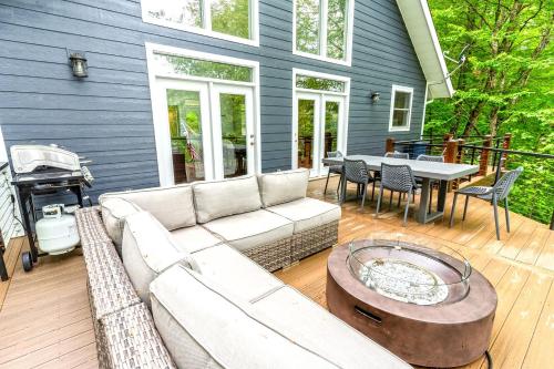 Χώρος καθιστικού στο Enormous Cabin Retreat with Beautiful Views and Private Dock in Topton, North Carolina