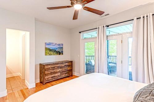Ένα ή περισσότερα κρεβάτια σε δωμάτιο στο Enormous Cabin Retreat with Beautiful Views and Private Dock in Topton, North Carolina