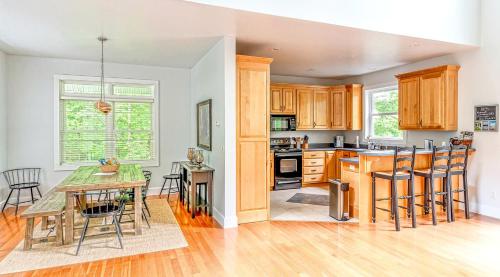 Η κουζίνα ή μικρή κουζίνα στο Enormous Cabin Retreat with Beautiful Views and Private Dock in Topton, North Carolina