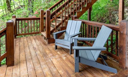 Μπαλκόνι ή βεράντα στο Enormous Cabin Retreat with Beautiful Views and Private Dock in Topton, North Carolina