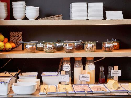 オセールにあるibis Auxerre Centreの食品棚