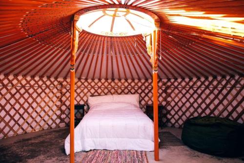 Ένα ή περισσότερα κρεβάτια σε δωμάτιο στο Cozy Yurt Ideal for Stargazing near Joshua Tree National Park, California