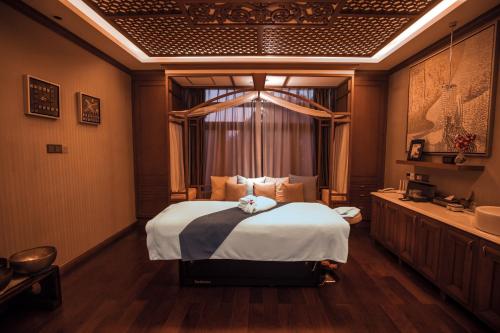 Postel nebo postele na pokoji v ubytování HUALUXE Hotels & Resorts Kunming
