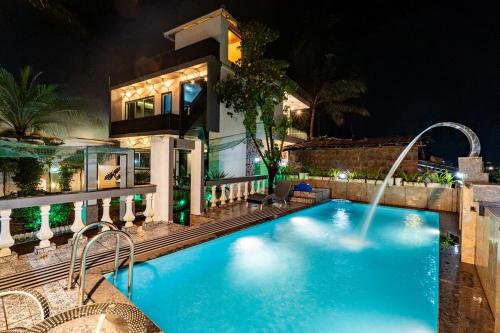Piscina de la sau aproape de Diplomat WaterFront Villa 4 BHK Vagator