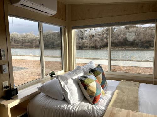 une chambre avec un lit avec vue sur l'eau dans l'établissement Luxury Tiny Home in Colorado, Ideal for Romantic Getaways to Grand Junction, à Grand Junction