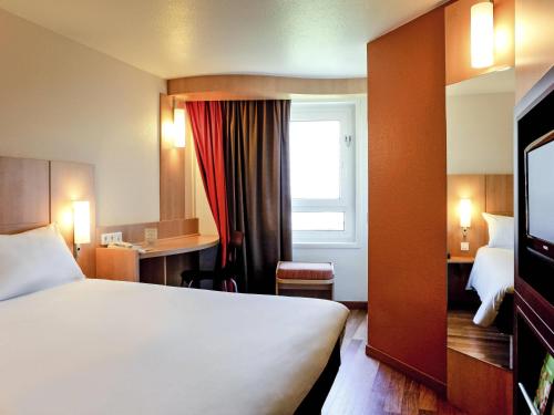 a hotel room with a large bed and a window at ibis Lyon Part Dieu Les Halles in Lyon