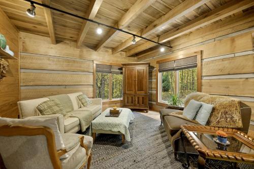 - un salon avec des murs et des meubles en bois dans une cabine dans l'établissement Impressive Log Cabin with Fireplace, Fire Pit and Hot-tub in Unionville, Indiana, à Unionville