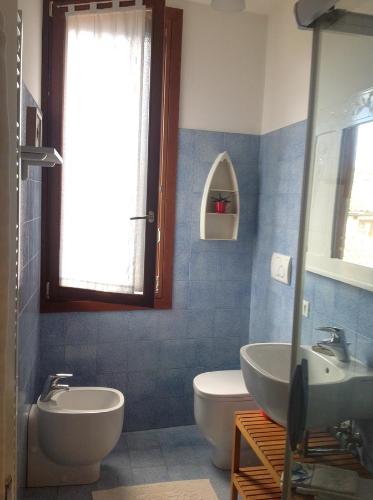 een badkamer met een wastafel en een toilet bij La Casa Del Pittore in Venetië