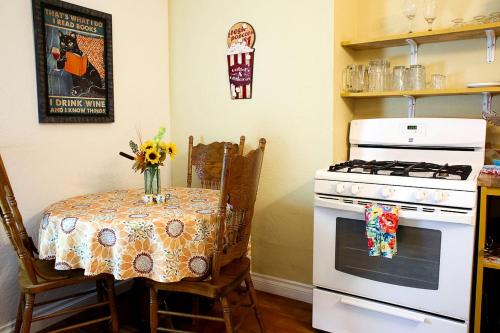 Una cocina o zona de cocina en Pet Friendly Fantastic Cottage with Hot-tub in Rainbow, California