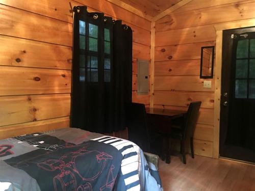 Φωτογραφία από το άλμπουμ του Amazing Wooden Cabin in Monterville, West Virginia σε Monterville